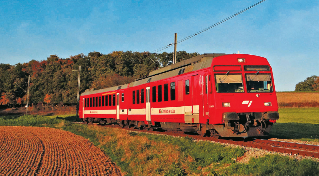 La RBDe 567 182 assure un train Bonfol - Porrentruy photographié peu avant la gare d’Alle-Centre. Noter que la voiture Inova habituellement placée au milieu de la composition a été enlevée (octobre 2025).