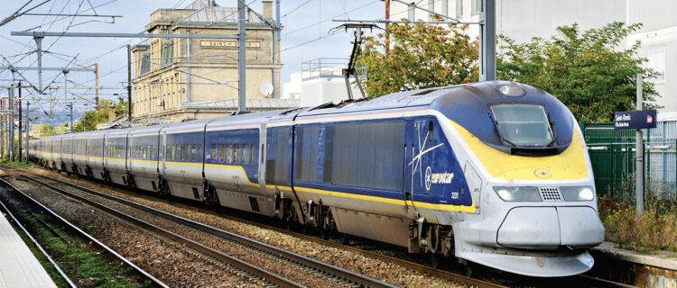 Toutes les rames e300 ex-TMST seront remplacées et radiées à l’arrivée des Avelia. La rame Eurostar e300 n° 3219/20 Londres - Paris est vue à Saint-Denis (14 octobre 2025).