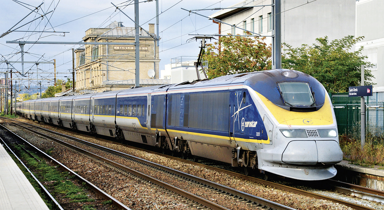 Toutes les rames e300 ex-TMST seront remplacées et radiées à l’arrivée des Avelia. La rame Eurostar e300 n° 3219/20 Londres - Paris est vue à Saint-Denis (14 octobre 2025).
