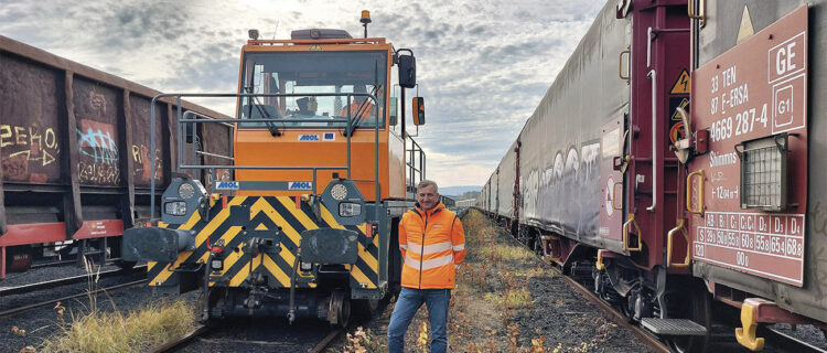 L’engin rail-route de type MOL manoeuvre une rame de wagons porte-conteneurs sur le site SGM de Morsbach, sous le contrôle du directeur, Jérôme Gorgol (6 novembre 2025).