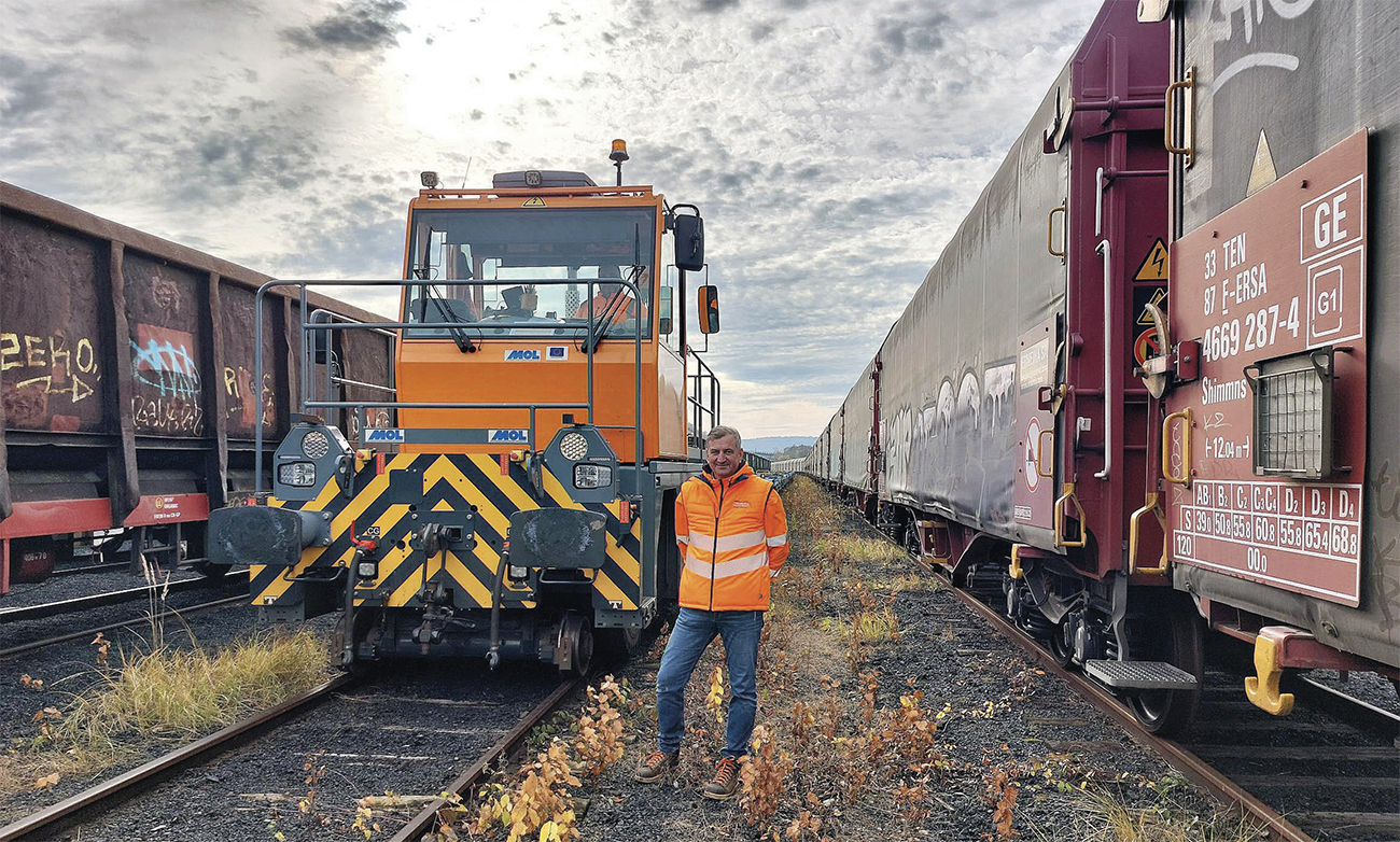 L’engin rail-route de type MOL manoeuvre une rame de wagons porte-conteneurs sur le site SGM de Morsbach, sous le contrôle du directeur, Jérôme Gorgol (6 novembre 2025).