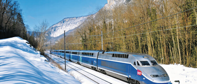 une relation Paris-Lyon - Bourg-Saint-Maurice approche de la gare de Rossillon, dans l’Ain entre Ambérieu et Culoz, maintenant désaffectée (16 février 2013 ; P. Julien).