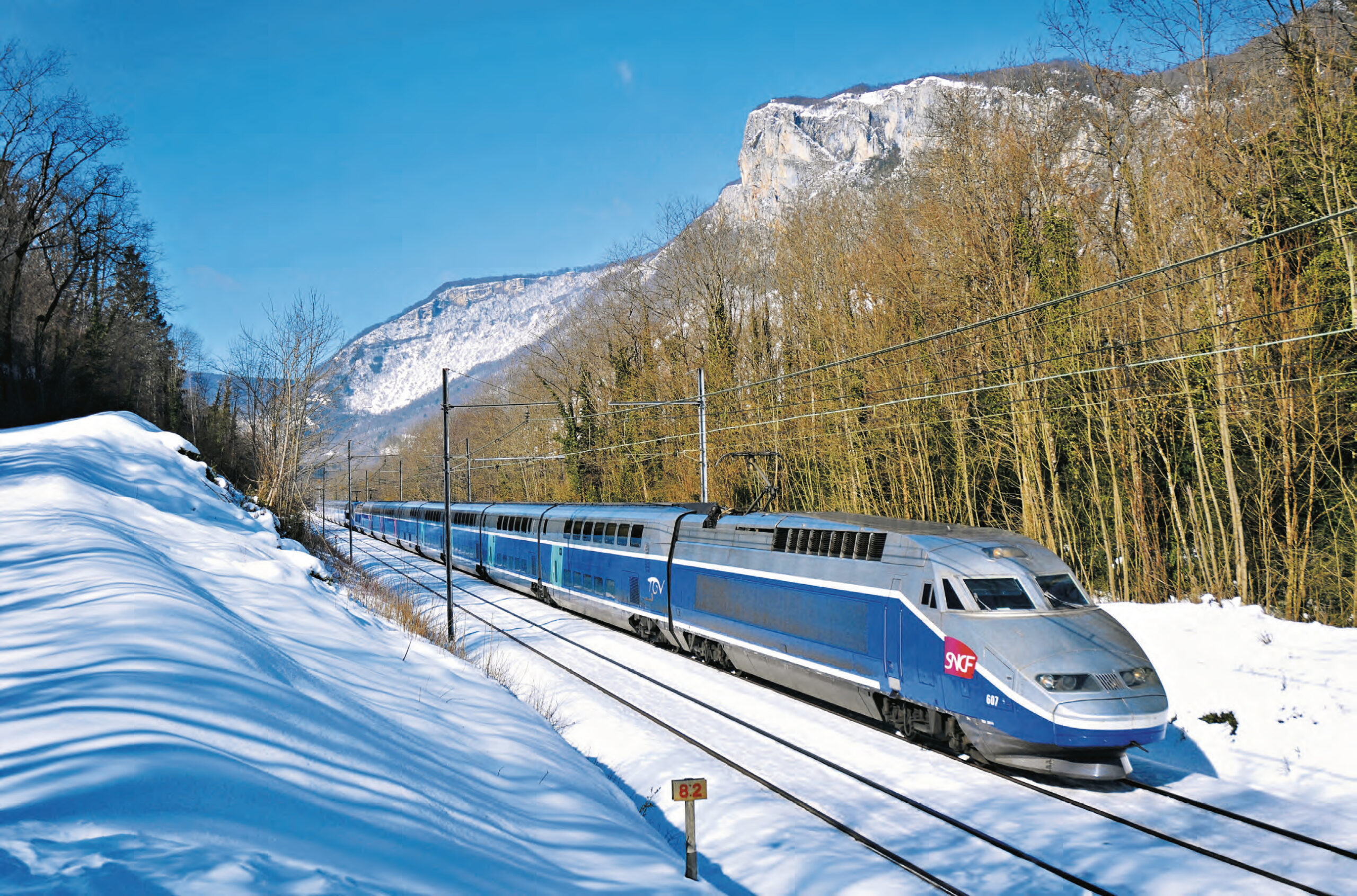 une relation Paris-Lyon - Bourg-Saint-Maurice approche de la gare de Rossillon, dans l’Ain entre Ambérieu et Culoz, maintenant désaffectée (16 février 2013 ; P. Julien).