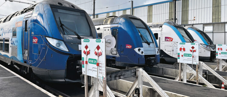 faisceau remisage cinq voies, lavage extérieur et nettoyage intérieur avec le Regio 015 L TER Centre, le TER 2N NG 436 Centre et deux rames Regio ligne N. (Photos 21 octobre 2025)