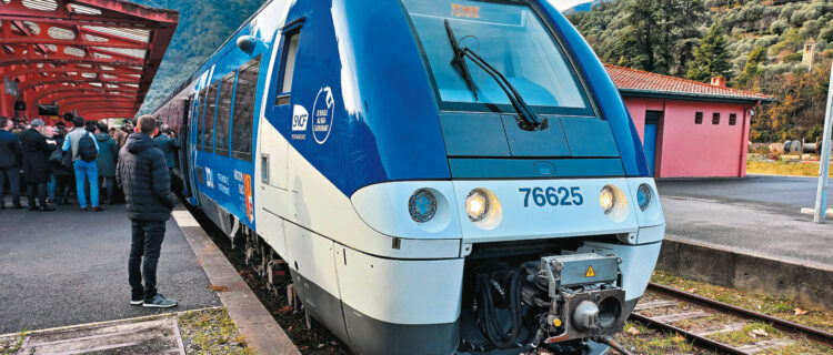L’X 76593/76594 assure le TER inaugural n° 22991, vu en gare de Nice-Ville. En arrière-plan, une Z 59000 de Transdev Rail Sud Inter-Métropoles (15 décembre 2025).