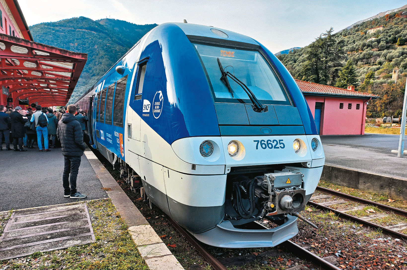 L’X 76593/76594 assure le TER inaugural n° 22991, vu en gare de Nice-Ville. En arrière-plan, une Z 59000 de Transdev Rail Sud Inter-Métropoles (15 décembre 2025).