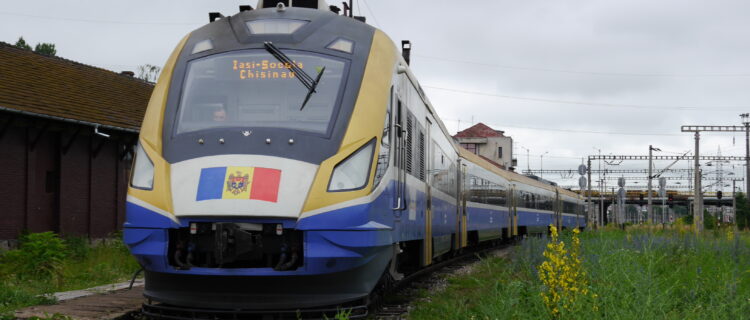 L’automotrice diesel D1M-005 des CFM quitte Socola à 17h08 au train 1052/822b Socola – Chisinau (13 juin 2016) Crédit photo : Luc LEVERT