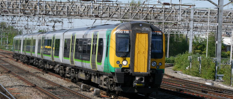 Crédit photo: Luc LEVERT 6960260 : Le train 1L85 Liverpool Lime Street – Londres Euston, assuré par le Desiro UK 350 116 de WMT en livrée London Northwestern Railway, arrive en gare de Crewe à 17 h 18 (15 mai 2019)