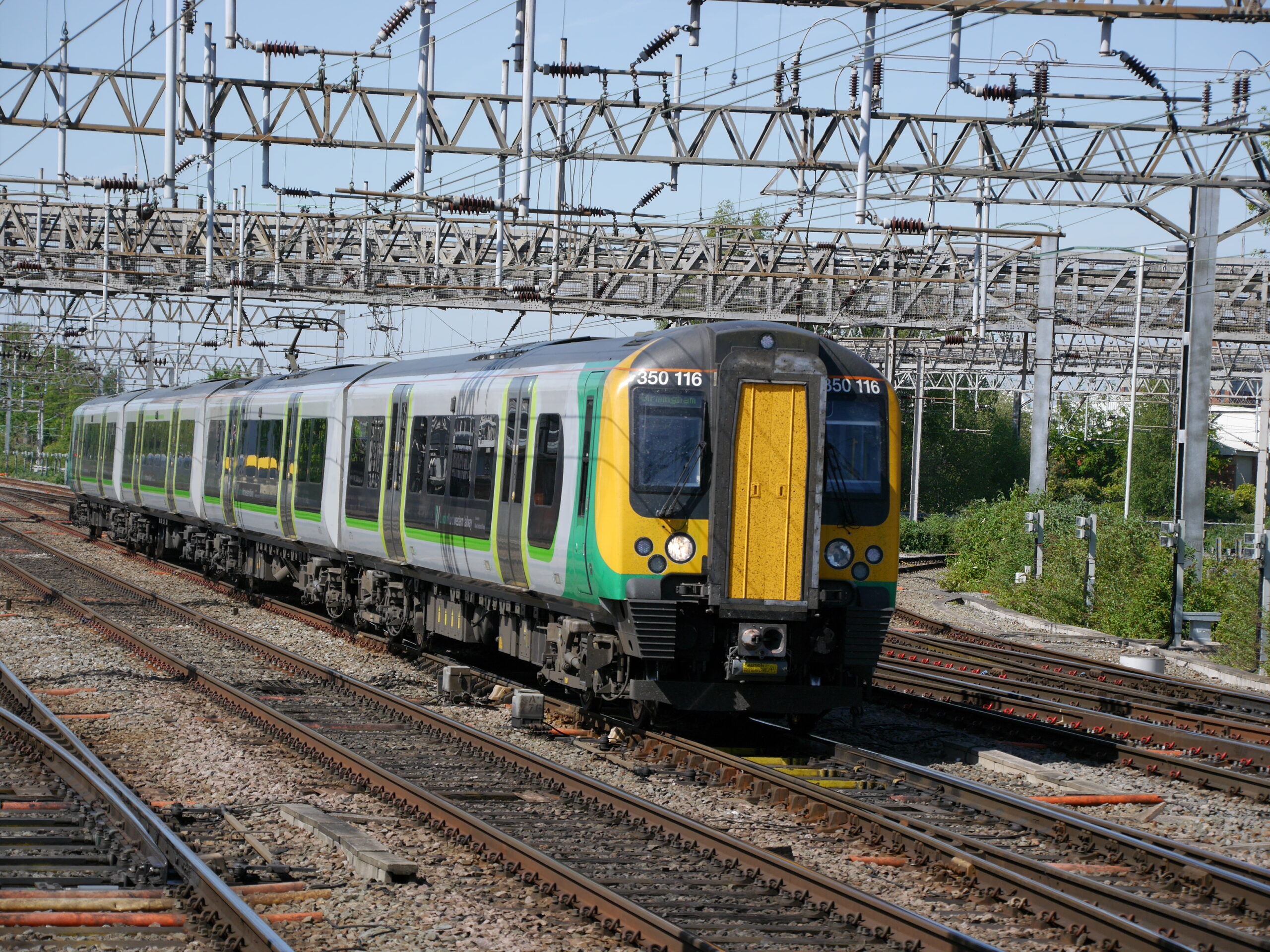 Crédit photo: Luc LEVERT 6960260 : Le train 1L85 Liverpool Lime Street – Londres Euston, assuré par le Desiro UK 350 116 de WMT en livrée London Northwestern Railway, arrive en gare de Crewe à 17 h 18 (15 mai 2019)