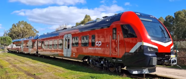 Vue sur le premier Flirt 3 bimode de la série 2700 livré aux CP à la mi-février 2026 (23 février 2026). Crédit photo : Comboios de Portugal