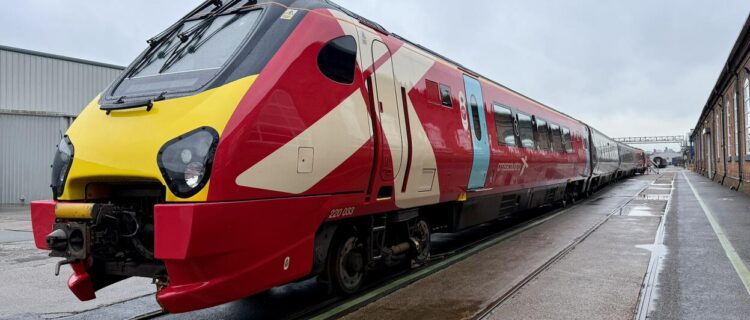 Le premier Voyager, le 220 033, rénové, stationne sur une voie du site Alstom de Litchurch Lane (9 février 2026). Crédit photo : Cross Country