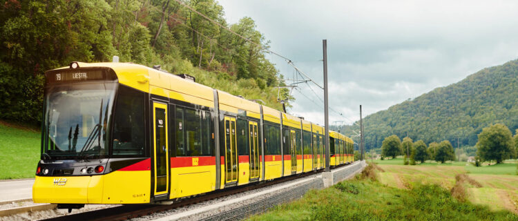Vue sur une UM de Tramlink du BLT circulant sur la Waldenburgerbahn à destination de Liestal (le 29 janvier 2026). Crédit photo : Stadler Rail