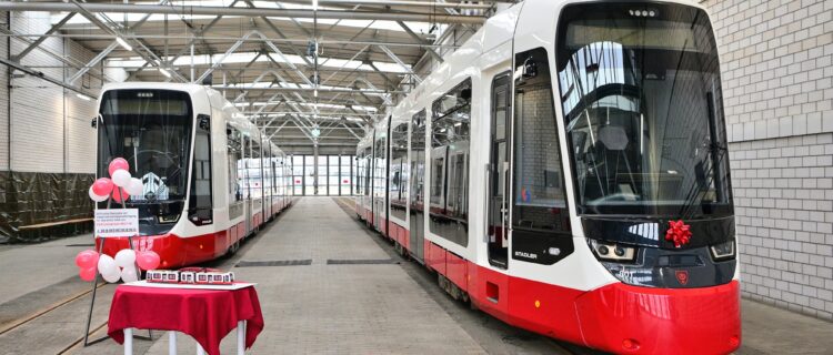 Photo : Deux TINA M stationnés dans le dépôt HAVAG de Freiimfelder Straße (19 février 2026) Crédit photo : Stadtwerke Halle GmbH