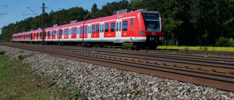 Allemagne : L’extension du S-Bahn de Munich vers Wasserburg approuvée 2 2050419 : Une UM de deux ET 423, avec en tête l’ET 423 091 / 423 591, est aperçue entre Zorneding et Eglharting au train S6 6665 Tutzing – Ebersberg (20 septembre 2023) Crédit photo : Luc LEVERT