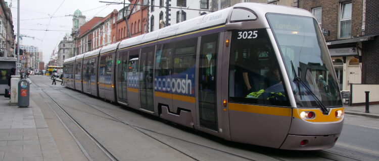 Irlande : Keolis et Amey vont remplacer Transdev pour l’exploitation du Luas 2 2320976 : Le Citadis 3025 assurant une mission Tallaght - Connolly de la ligne rouge du Luas est aperçu sur l’Abbey Street Lower (10 octobre 2025) Crédit photo : Luc LEVERT