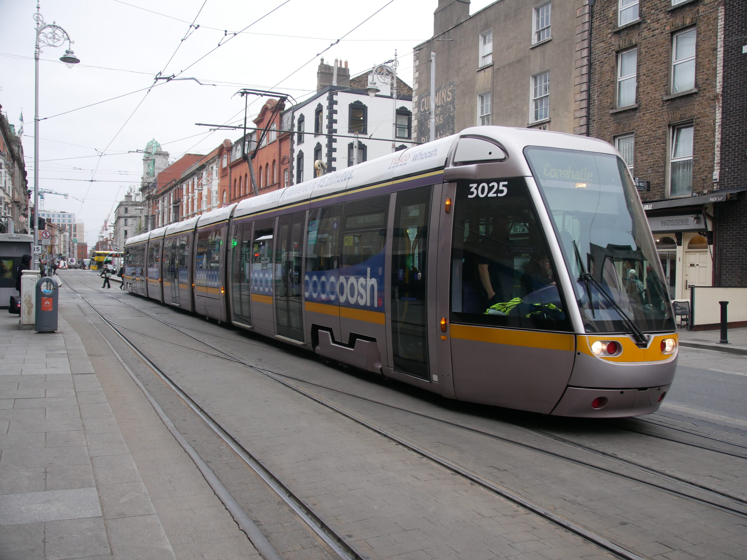 Irlande : Keolis et Amey vont remplacer Transdev pour l’exploitation du Luas 2 2320976 : Le Citadis 3025 assurant une mission Tallaght - Connolly de la ligne rouge du Luas est aperçu sur l’Abbey Street Lower (10 octobre 2025) Crédit photo : Luc LEVERT