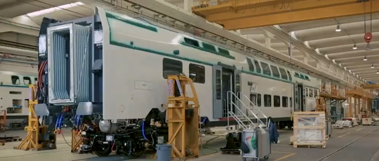 Vue sur une chaîne de production dans un atelier du site de production de Titagarh Firema de Caserta (15 novembre 2022) Crédit photo : Titagarh Firema