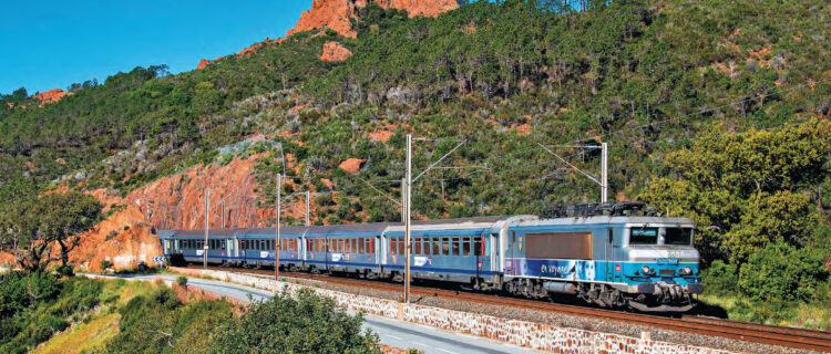 Peu après Anthéor, la 22308 R est en tête d’une rame réversible composant le train régional qui relie Marseille-Saint-Charles à Nice-Ville (19 avril 2024 ; V. Bussereau).