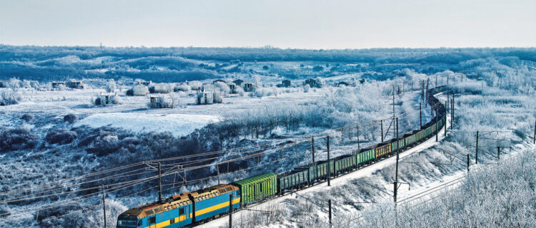 UKRAINE Mykola Oleksiienko, un photographe ferroviaire face à la guerre 2 La locomotive électrique DE1-025 achemine un train de fret sur les lignes ferroviaires enneigées d’Ukraine (janvier 2021).