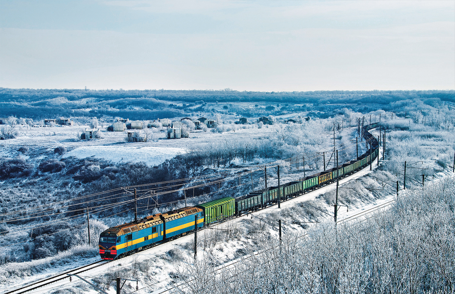 UKRAINE Mykola Oleksiienko, un photographe ferroviaire face à la guerre 2 La locomotive électrique DE1-025 achemine un train de fret sur les lignes ferroviaires enneigées d’Ukraine (janvier 2021).