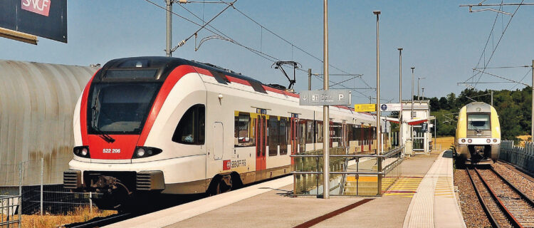 Belfort - Delle : le nouveau départ 2 Correspondance à Meroux entre le TER 895054 pour Belfort-Ville assuré avec la Z 27571/572 Bourgogne-Franche-Comté et le RE56 18170 assuré avec l’automotrice Flirt 522 206 des CFF tout juste arrivée en provenance de Bienne (1er juillet 2025 ; L. Chanteloup).