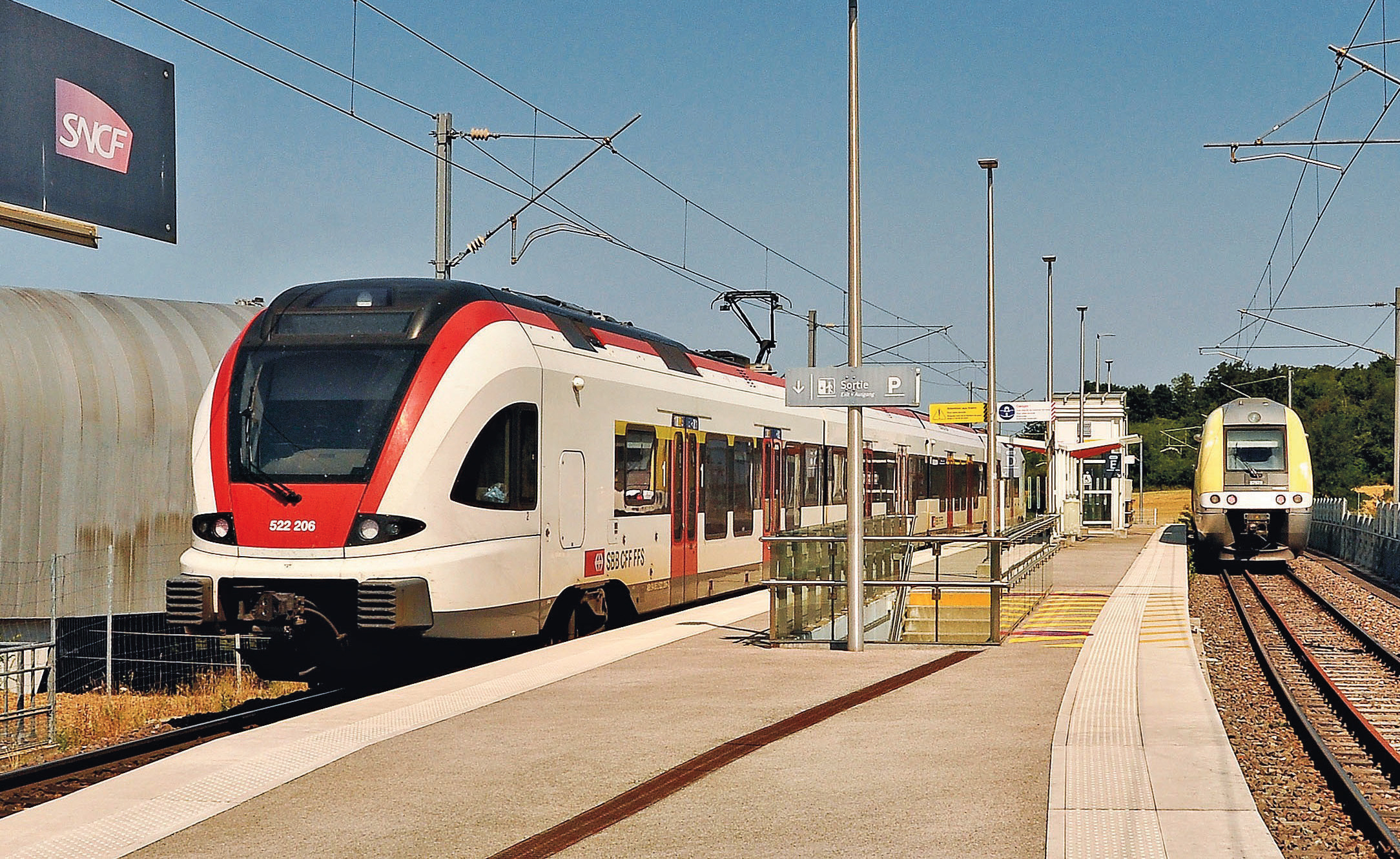 Belfort - Delle : le nouveau départ 1 Correspondance à Meroux entre le TER 895054 pour Belfort-Ville assuré avec la Z 27571/572 Bourgogne-Franche-Comté et le RE56 18170 assuré avec l’automotrice Flirt 522 206 des CFF tout juste arrivée en provenance de Bienne (1er juillet 2025 ; L. Chanteloup).