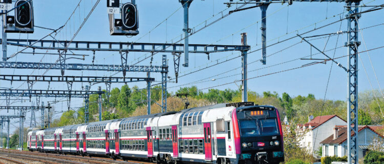 RER C : la grande évolution commence 2 La rame 39 T (radiée fin 2025) pour Juvisy est vue à Villeneuve-le-Roi dans une zone où les installations caténaires sont en cours de régénération (10 avril 2025).
