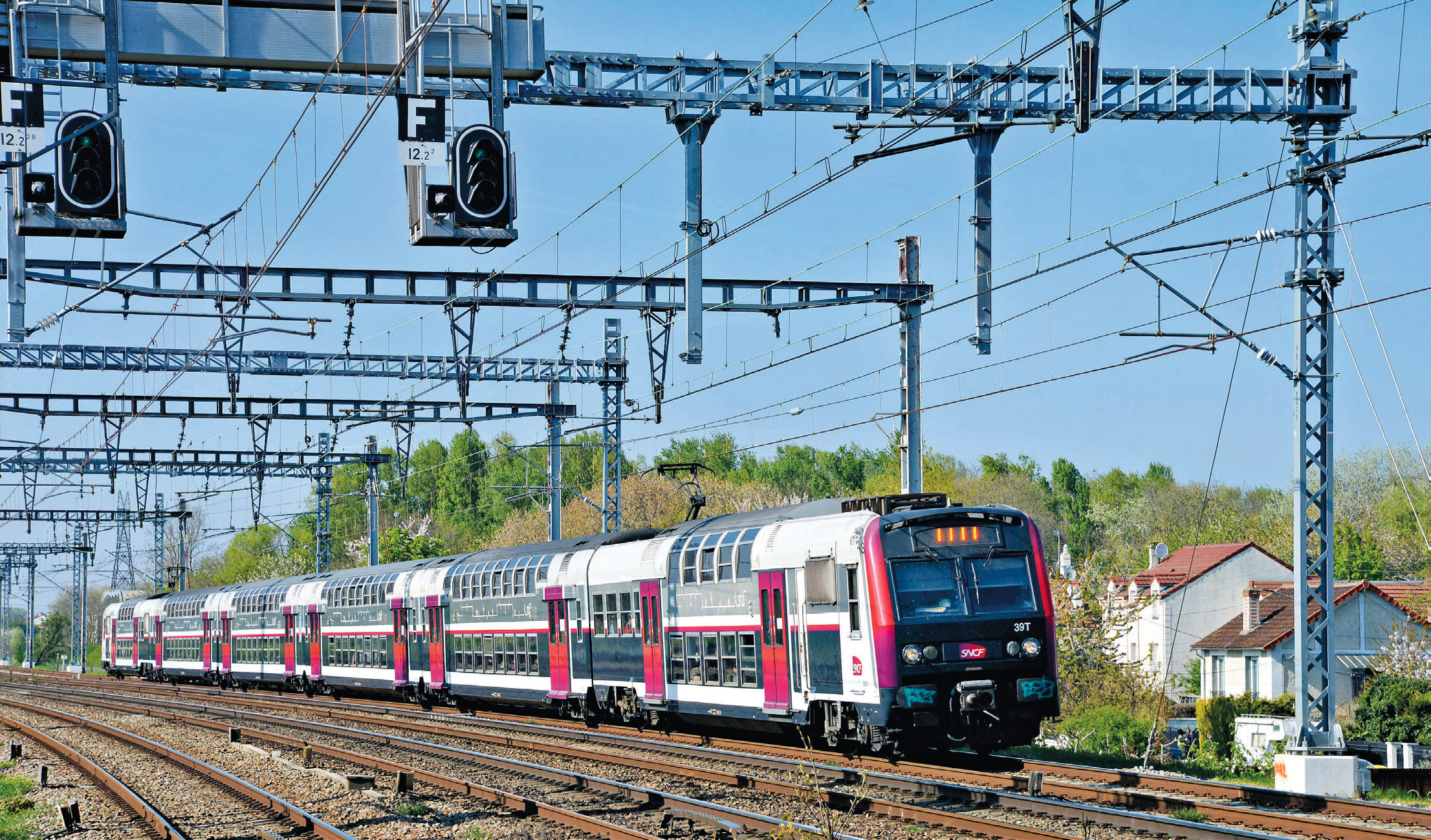 RER C : la grande évolution commence 1 La rame 39 T (radiée fin 2025) pour Juvisy est vue à Villeneuve-le-Roi dans une zone où les installations caténaires sont en cours de régénération (10 avril 2025).