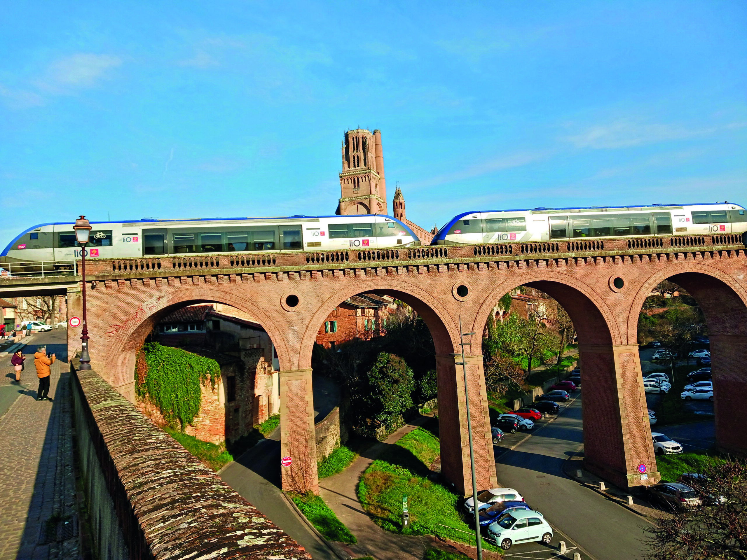 L’Occitanie, comme d’autres régions, subit des suspensions de trafic suite aux intempéries. Ici un TER Toulouse - Carmaux passe devant la cathédrale d’Albi.