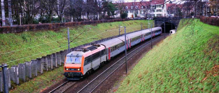 Travaux lourds aux portes de Bâle CFF 2 TER 200 avec 2600 en provenance de Strasbourg débouchant du tunnel de Schützenmatte (7 juin 2018 ; B. Collardey).
