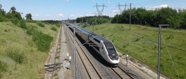 Weekend du 1er mai: des travaux de grande ampleur à Paris-Lyon 2 Le TGV 6706 Mulhouse – Paris-Lyon est ici photographié à Bussurel. Durant le week-end du 1er mai, ce train sera acheminé vers une gare terminus différente de son itinéraire habituel. (25 mai 2022 ; É. Landoz-Henry).