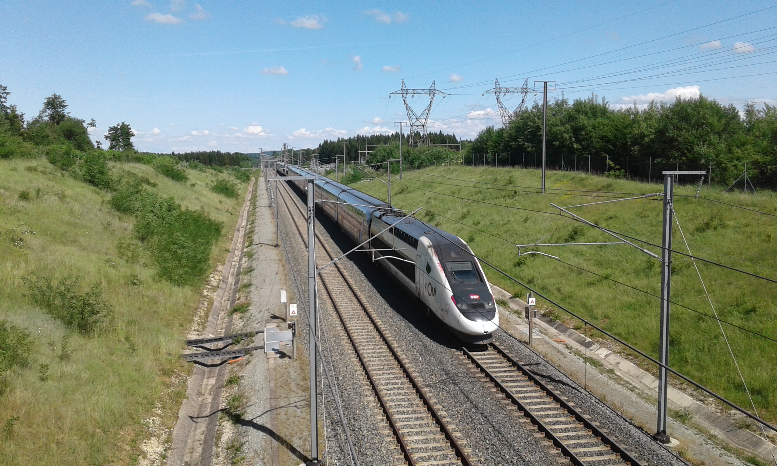 Weekend du 1er mai: des travaux de grande ampleur à Paris-Lyon 1 Le TGV 6706 Mulhouse – Paris-Lyon est ici photographié à Bussurel. Durant le week-end du 1er mai, ce train sera acheminé vers une gare terminus différente de son itinéraire habituel. (25 mai 2022 ; É. Landoz-Henry).