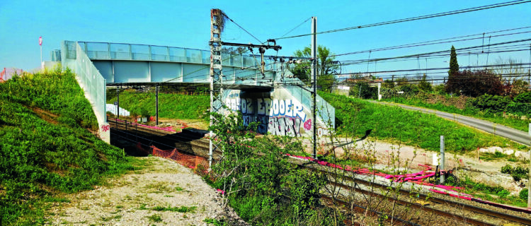 AFNT : deux ans de chantier 2 Le nouveau pont-route prévu pour enjamber quatre voies au km 244,295, rue du Moulin à Lespinasse, au-dessus des deux voies actuelles au nord du triage de Saint-Jory (19 mars 2026).