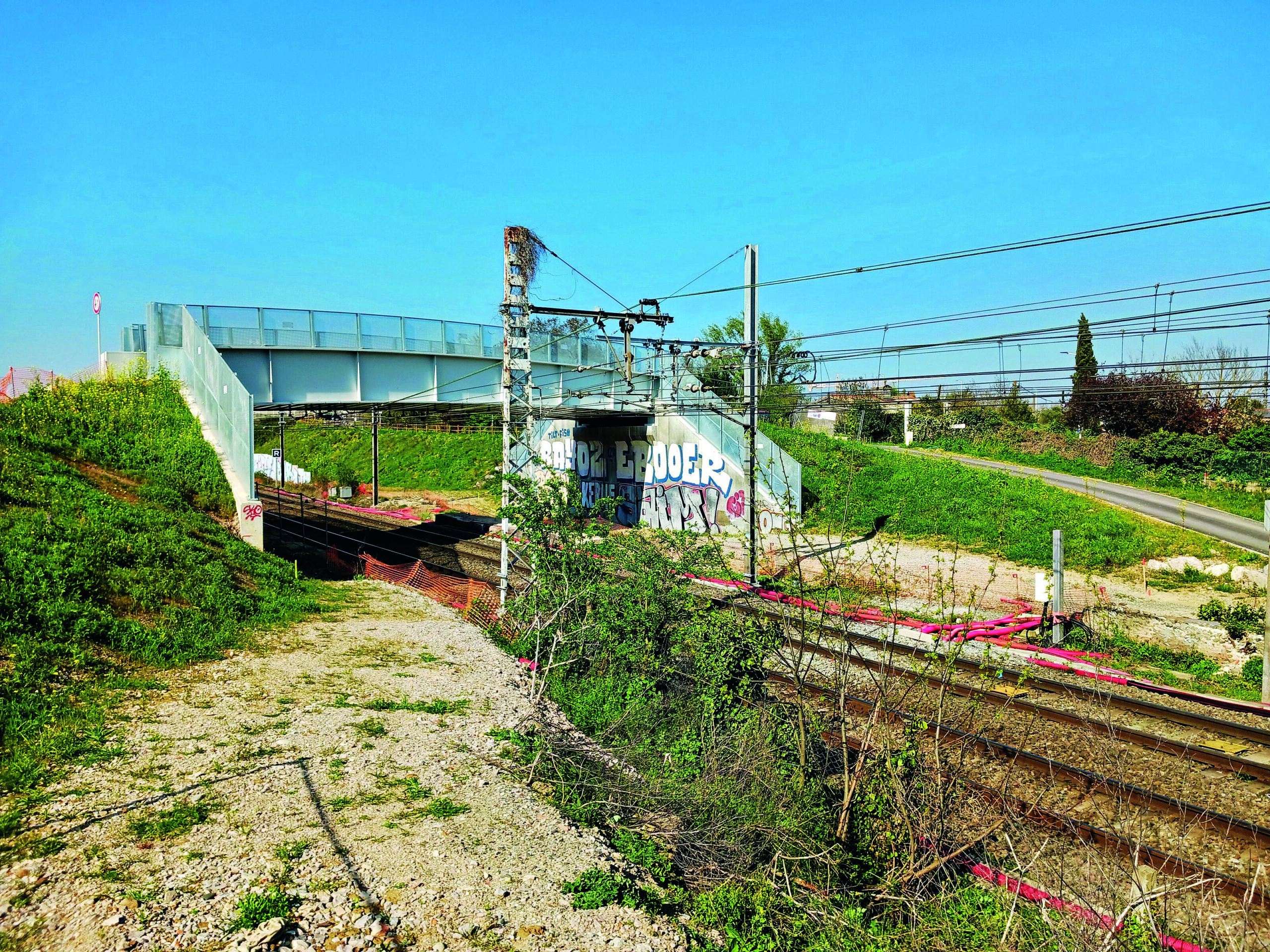 AFNT : deux ans de chantier 1 Le nouveau pont-route prévu pour enjamber quatre voies au km 244,295, rue du Moulin à Lespinasse, au-dessus des deux voies actuelles au nord du triage de Saint-Jory (19 mars 2026).