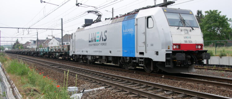 Belgique : Lineas détenu à 100 % par l’État belge via la SFPIPIM 2 Un train de produits sidérurgiques, remorqué par la Traxx 186 504 de Lineas, est aperçu près de Bilzen (20 mai 2022). Crédit photo : Luc LEVERT