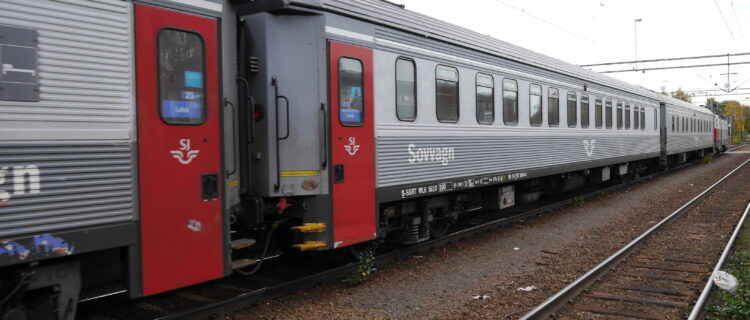 Suède : Trafikverket commande du matériel de nuit à Talgo 2 1520711 : Vue sur une voiture-lits WL6 5610 appartenant à la Rosco publique SSRT et incorporée dans le train de nuit Natt 90 Stockholm C - Luleå C quittant la gare de Boden C à 11 h 29 (14 septembre 2016)