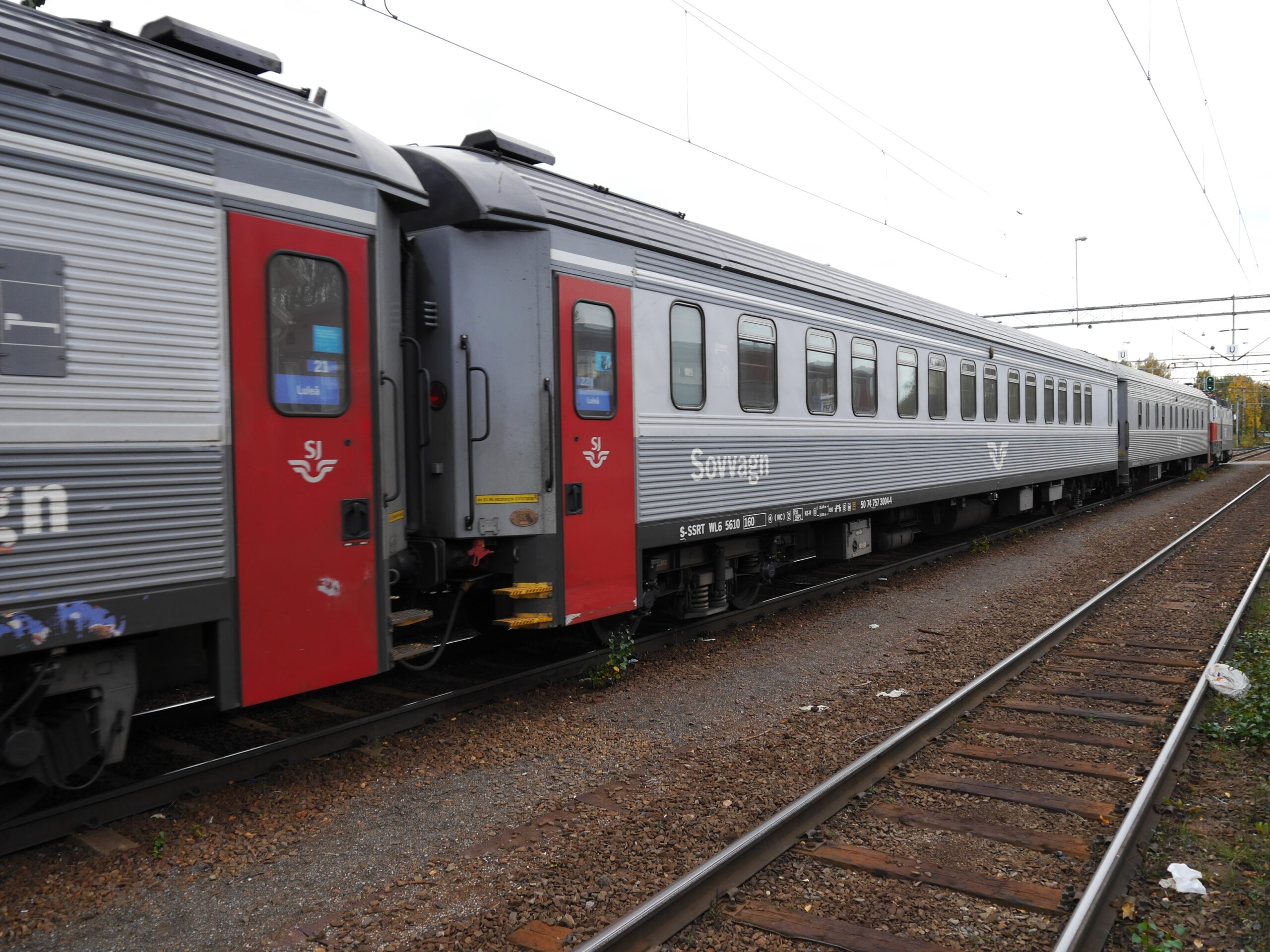 Suède : Trafikverket commande du matériel de nuit à Talgo 1 1520711 : Vue sur une voiture-lits WL6 5610 appartenant à la Rosco publique SSRT et incorporée dans le train de nuit Natt 90 Stockholm C - Luleå C quittant la gare de Boden C à 11 h 29 (14 septembre 2016)