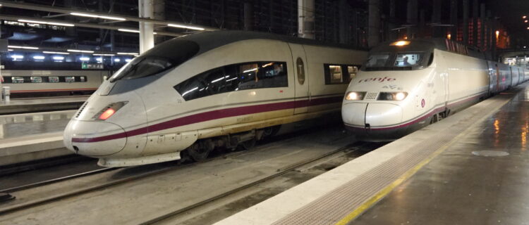 Espagne : Appels d’offres de la Renfe pour 30 trains à grande vitesse 2 1630141 : L’AVE S-103 22 (à gauche), construit par Siemens, et l’AVE S-100 05 (à droite), construit par Alstom, stationnent entre deux missions en gare de Madrid-Puerta de Atocha (28 octobre 2016) Crédit photo : Luc LEVERT