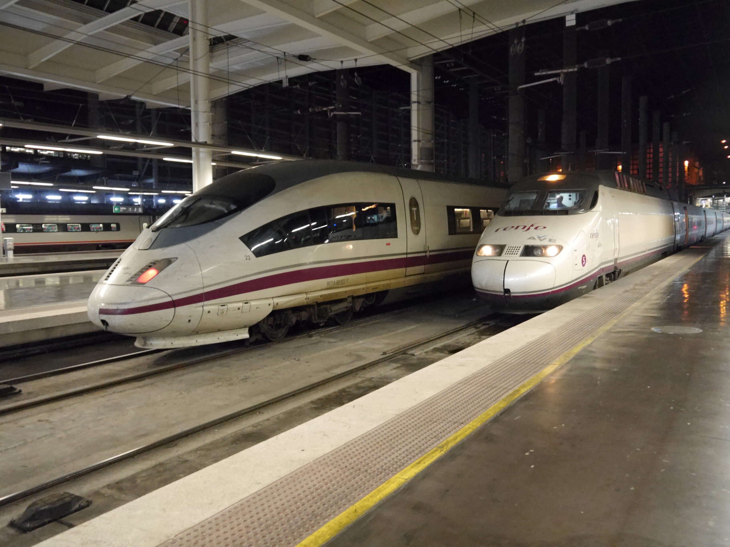 Espagne : Appels d’offres de la Renfe pour 30 trains à grande vitesse 1 1630141 : L’AVE S-103 22 (à gauche), construit par Siemens, et l’AVE S-100 05 (à droite), construit par Alstom, stationnent entre deux missions en gare de Madrid-Puerta de Atocha (28 octobre 2016) Crédit photo : Luc LEVERT