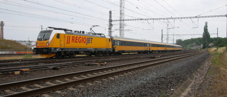 Pologne : RegioJet arrête l’exploitation de trains en open access en Pologne 2 2310076 : Le train RJ 1008 Košice – Prague-Zaradní Město, remorqué par la Traxx 388 202-4 de RegioJet Pool, traverse la gare de Prague-Libeň (21 juillet 2025) Crédit photo : Luc LEVERT