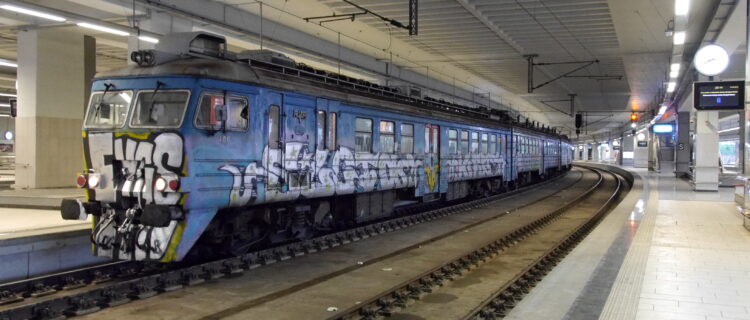 Serbie : 30 Civity de CAF pour la banlieue de Belgrade 2 6540998 : Le train 8092 Ovča – Batajnica, assurée par une rame automotrice électrique 412 de Srbija Voz, partira de la gare de Belgrade Centar à 20 h18 (23 juin 2018) Crédit photo : Luc LEVERT