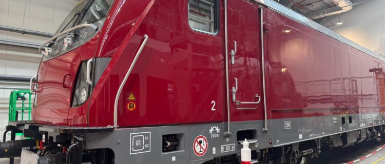 Roumanie : La première Traxx livrée par Alstom à l’ARF 2 La Traxx ARF002 (188 002-6) stationne sur une voie des ateliers des CFR de Grivița à Bucarest (7 avril 2026). Crédit photo : ARF