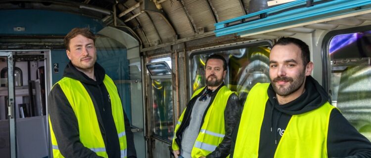Trains de nuit : Nox Mobility a levé 2 millions d’euros pour son matériel de nuit 4 Les trois cofondateurs de Nox Mobility dans le prototype d’une future voiture de nuit en cours de construction (22 avril 2026) Crédit photo Nox Mobility