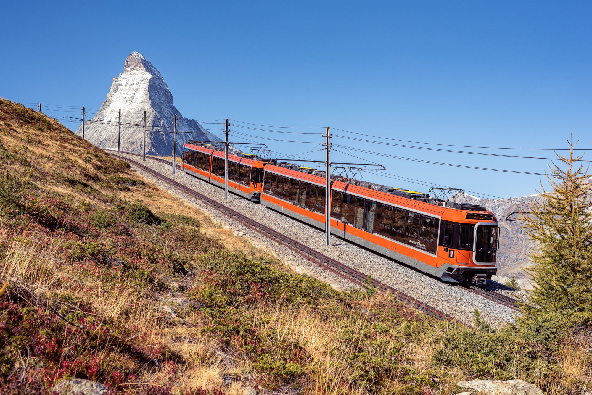 Suisse : La Gornergrat Bahn commande à Stadler quatre Polaris supplémentaires 1 Un UM de Polaris circule entre Zermatt et Gornergrat (9 avril 2026). Crédit photo : Stadler