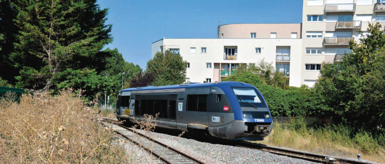 Comment rouvrir des lignes ferroviaires ? 2 L’autorail X 73566 reliant Chartres à Vosves et Châteaudun est vu à Lucé le 3 septembre 2021 (M. Carémantrant).