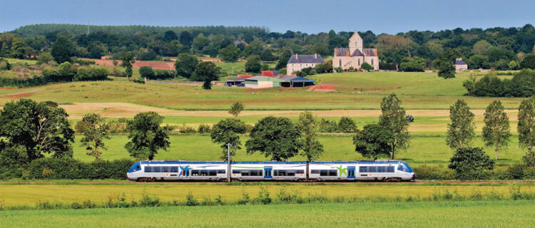 La Normandie sur de bons rails 6 Parti de Caen, l’X 76500 passe à Airel devant l’abbaye de Saint-Fromond avant d’atteindre Coutances, son terminus (24 mai 2023 ; L. Thomas).