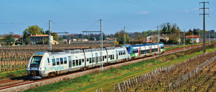 TROIS LIGNES DONT UNE LGV DE PARIS À B ORDEAUX 1re partie : la ligne du PO 2 Joignant Limoges-Bénédictins à Bordeaux, ces deux AGC sont vus à Lalande-de-Pommerol. Ils empruntent la ligne Paris - Bordeaux depuis Coutras (25 mars 2019 ; V. Bussereau).