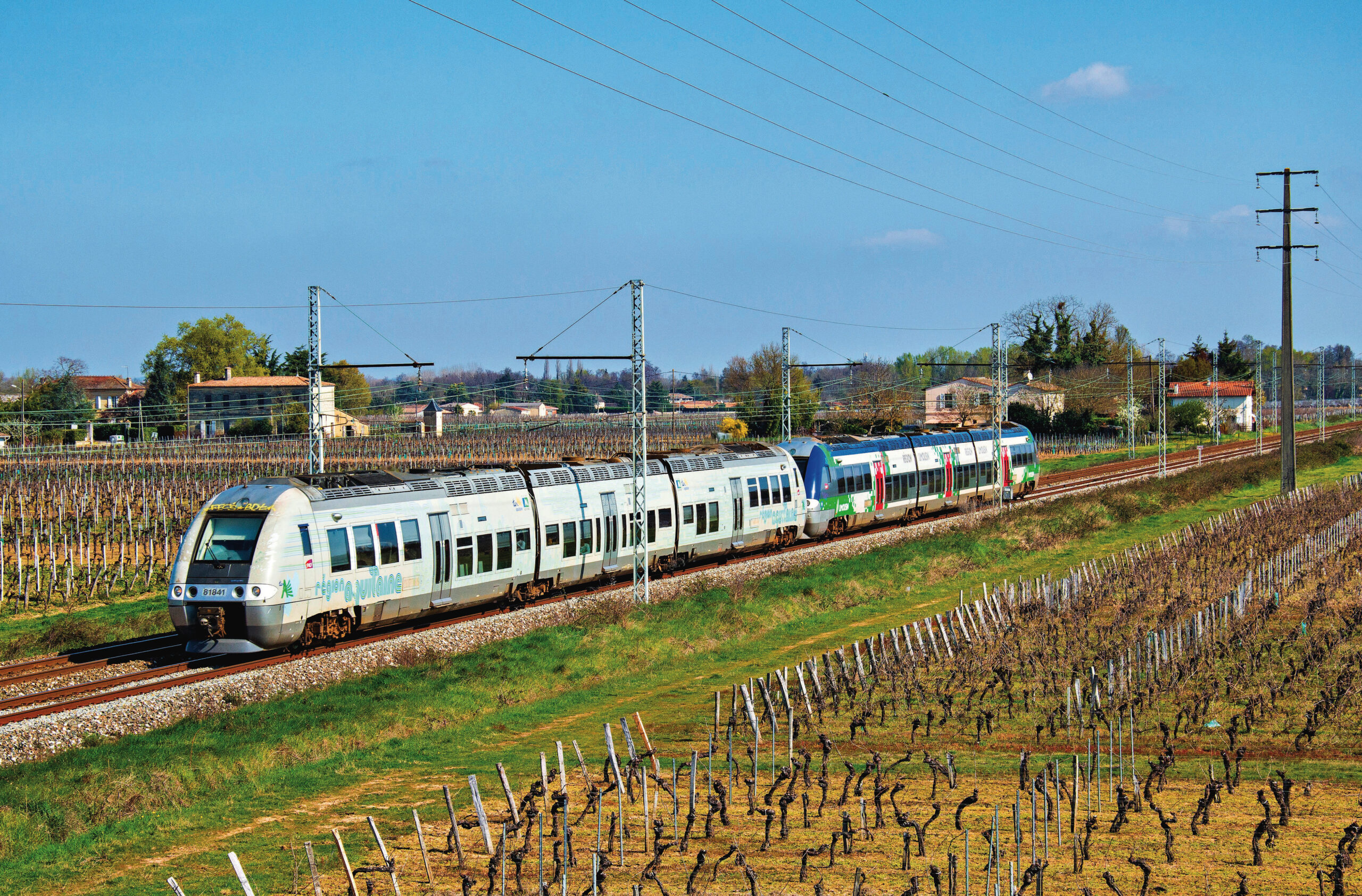 TROIS LIGNES DONT UNE LGV DE PARIS À B ORDEAUX 1re partie : la ligne du PO 1 Joignant Limoges-Bénédictins à Bordeaux, ces deux AGC sont vus à Lalande-de-Pommerol. Ils empruntent la ligne Paris - Bordeaux depuis Coutras (25 mars 2019 ; V. Bussereau).