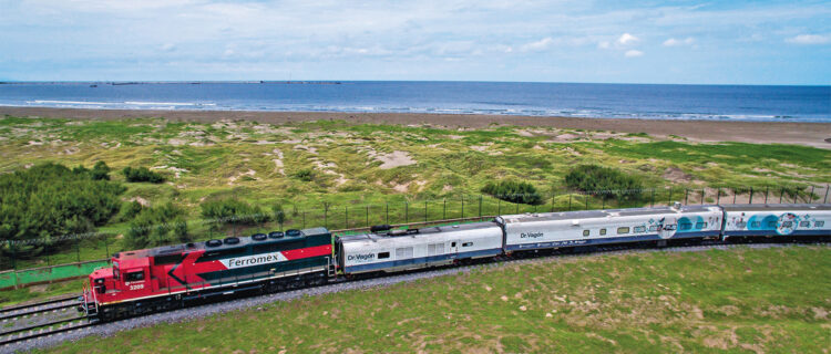 Mexique : la renaissance des trains de voyageurs 2 Le train hôpital « Dr Vagón » composé de 17 voitures, qui appartient à la Fundación Grupo México et offrant des soins médicaux gratuits aux communautés défavorisées du Mexique, est aperçu sur la ligne de desserte du port de Vera Cruz avec en tête la locomotive diesel SD40-2 3209 de Ferromex (17 août 2016 ; Wikipédia/DLunaSeg).