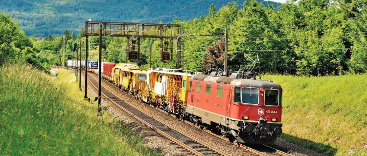 Suisse : réorientation pour CFF Cargo 2 Composition haute en couleurs et à destination du triage de Limmattal entre Rupperswil et Lenzburg. À noter, sur la Re 420, l’attelage automatique en position relevée (25 mai 2022).